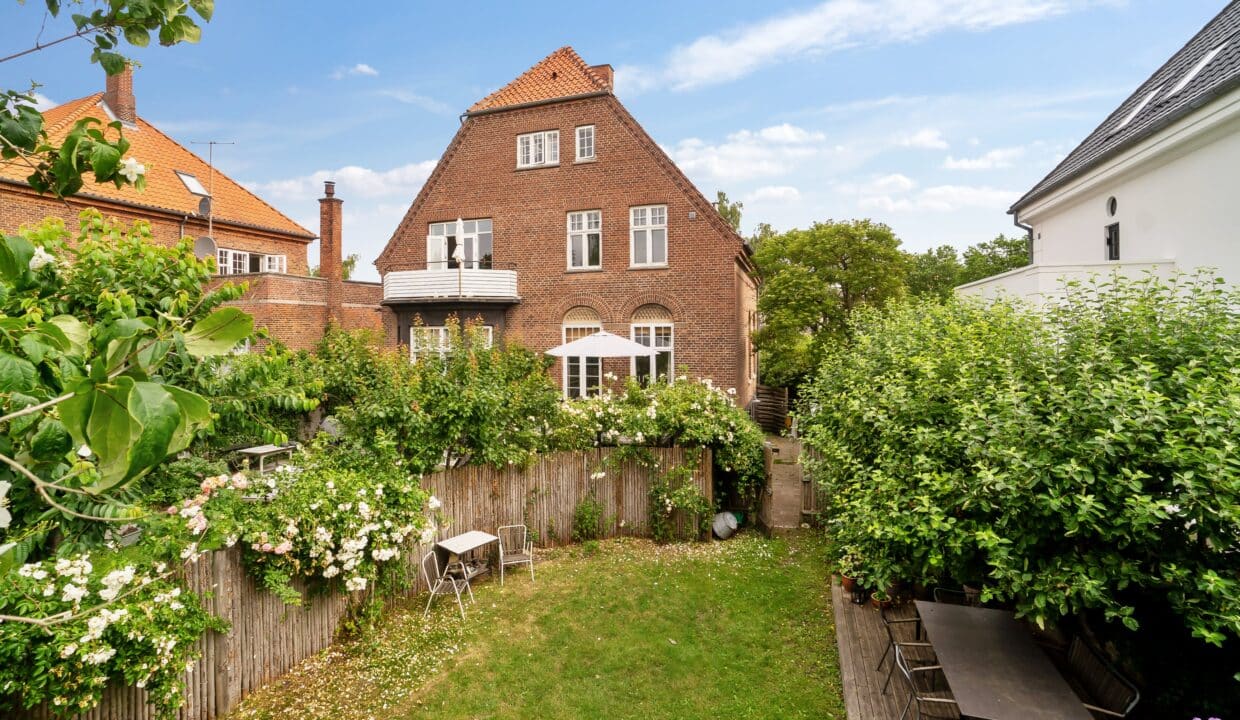 Smuk villalejlighed i to plan | Hellerup billede 2