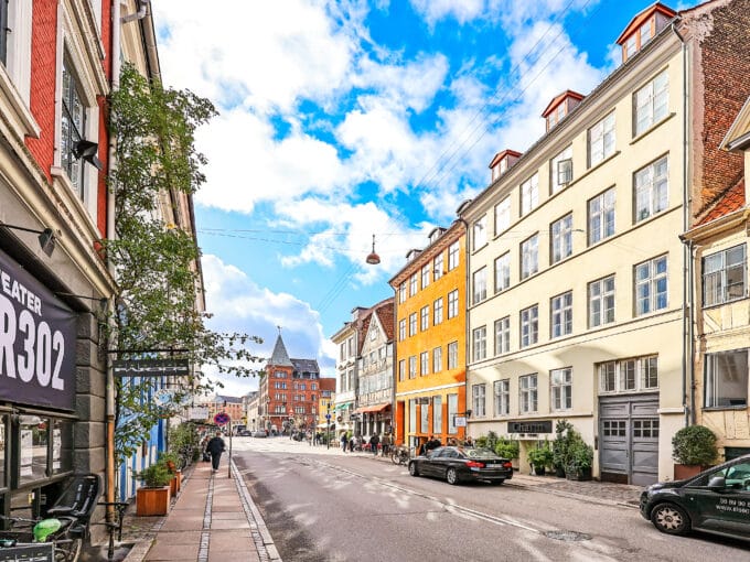 Nyrenoveret og yderst charmerende lejlighed et stenkast fra Nyhavn i København K. | LejeMægleren