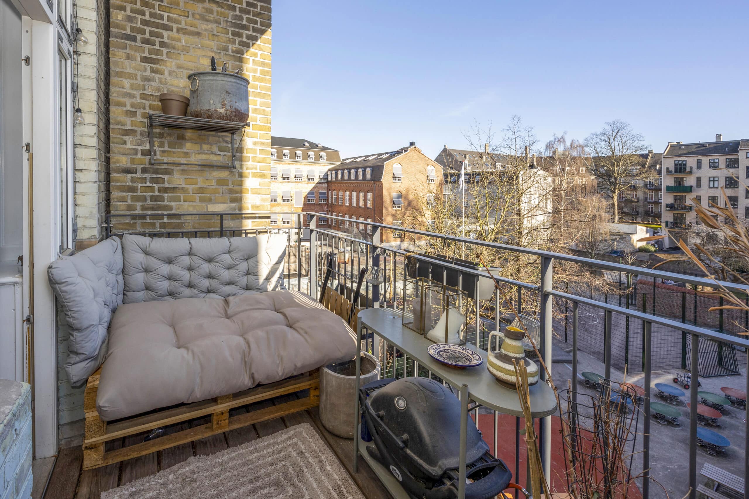 Flot møbleret lejlighed med altan | Frederiksberg C