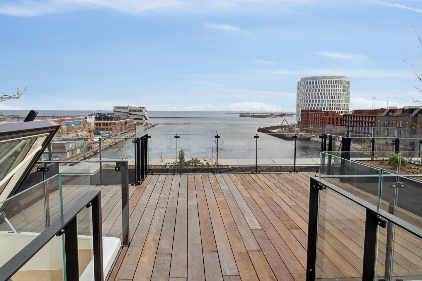Unik velindrettet 3-værelses penthouse panoramaudsigt og privat ...