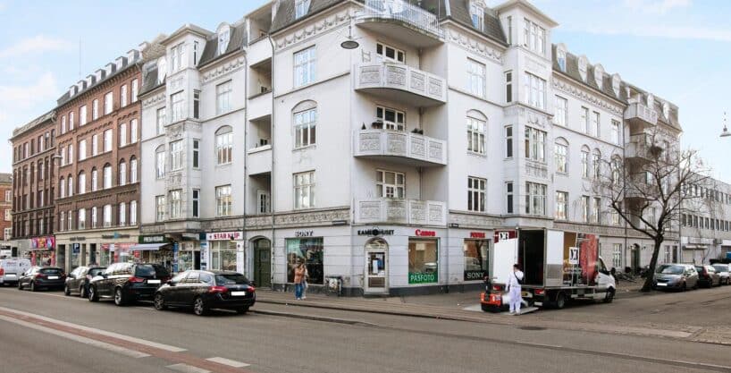 Flot møbleret lejlighed med 2 altaner | København NV.