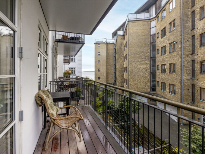 Flot møbleret lejlighed med kig til Øresund | Hellerup | LejeMægleren