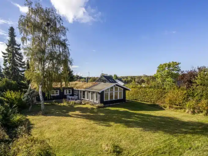Fantastisk beliggende villa ud til vandet | Jægerspris | LejeMægleren