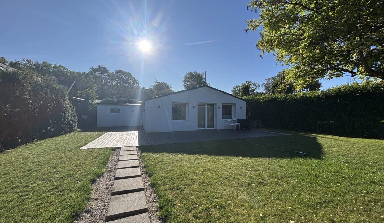 Nyopført villa med privat hyggelig have | Valby