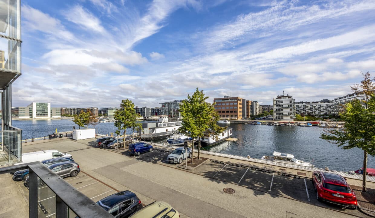 Fuldt møbleret lejlighed direkte til vandet | København SV billede 1